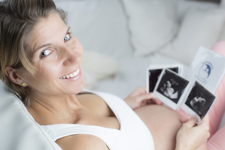 Schwangere Patientin mit Ultraschallbildern